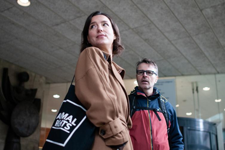 Campagne coördinator Anna Krijger en advocaat Marco van Duijn voor het Paleis van Justitie