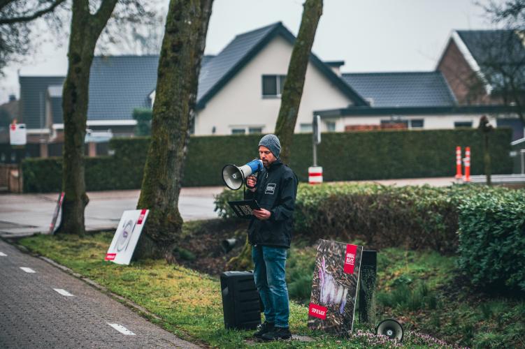 Animal Rights campagnemedewerker Roel Binnendijk sprak de menigte toe. Foto door Come Closer Project.