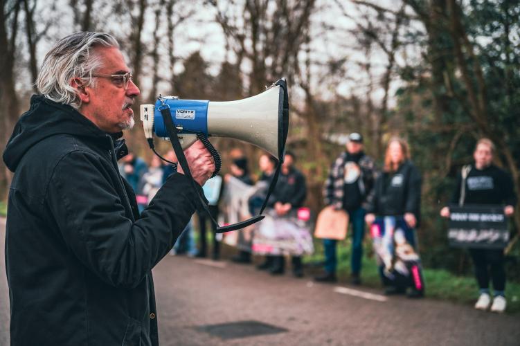 Schrijver Jeroen Siebelink nam even het woord voor een speech tijdens de demonstratie. Foto door Come Closer Project.