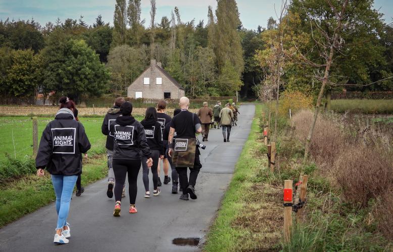 In actie voor de wilde dieren in het veld.