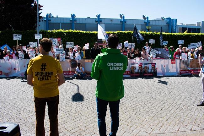 Betrokken politici spreken de demonstranten toe