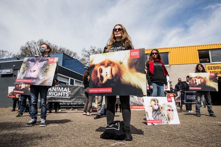 Animal Rights protest bij apenhandelaar Hartelust op Wereldproefdierendag. Fotocredit: Dario Endara.