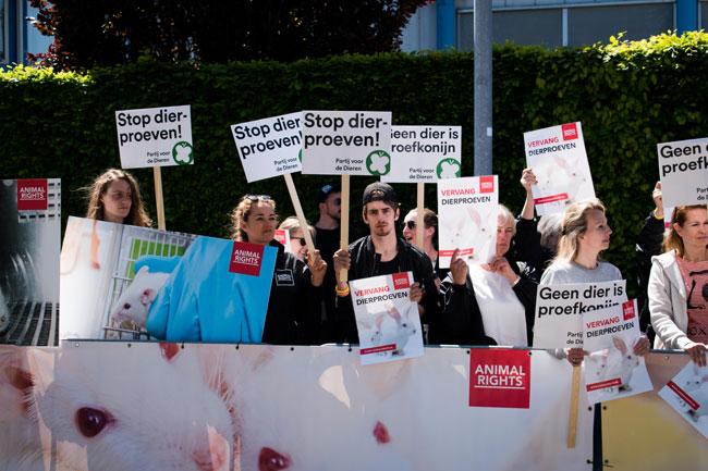 Demonstratie voor de poort van Charles River