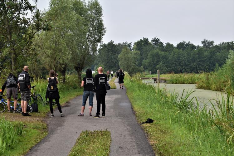 Met fietsen, toeters en camera's op pad.