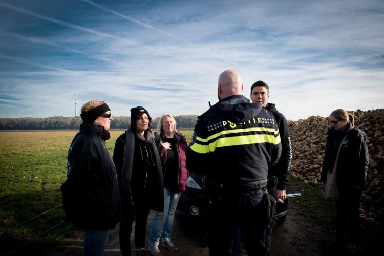 Coordinator Jeffrey Wijling in gesprek met de politie (2018).