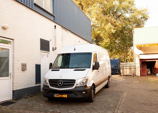 Op 8 november staat een van de twee busjes geparkeerd voor de ingang van de apenloods in Tilburg