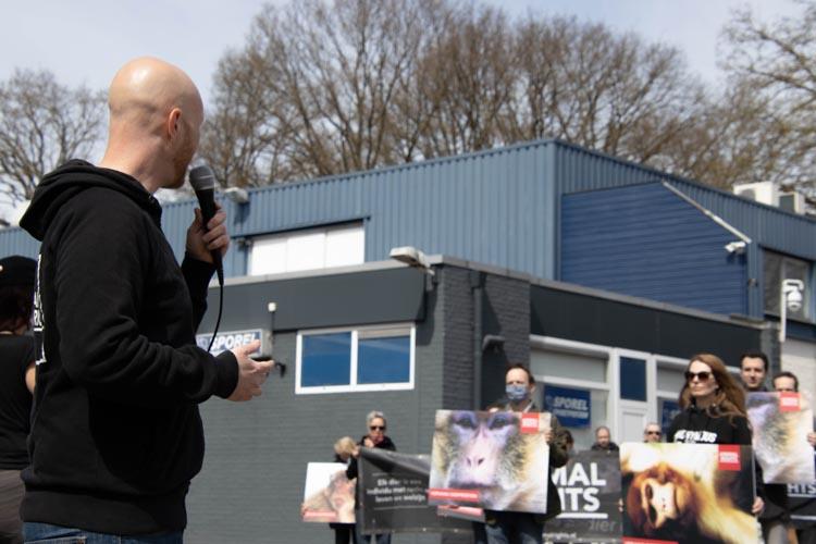 Animal Rights protest bij apenhandelaar Hartelust op Wereldproefdierendag