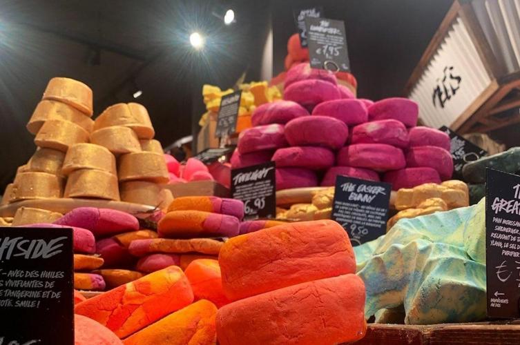100% des produits Lush sont testés sur des êtres humains volontaires ou des cellules humaines cultivées.