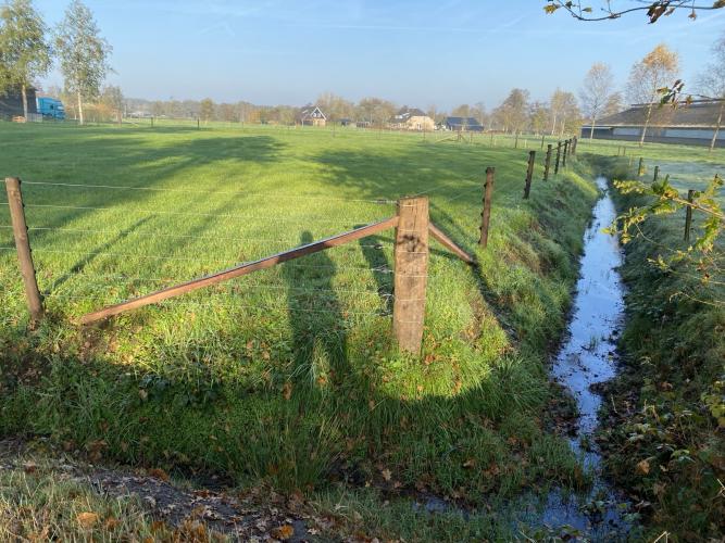 De verticale palen worden gestut met diagonale profielen die als opstap zouden kunnen worden gebruikt.