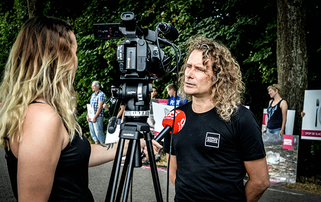 Campagneleider Erwin Vermeulen staat de pers te woord