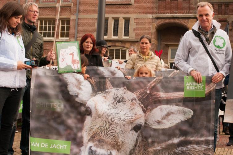 De Partij voor de Dieren eist een jachtstop.