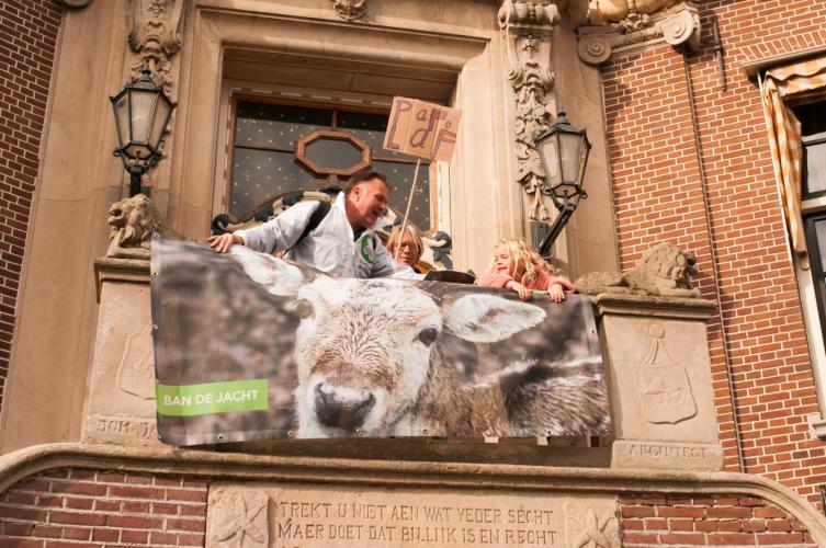 Jong en oud sluiten zich aan.