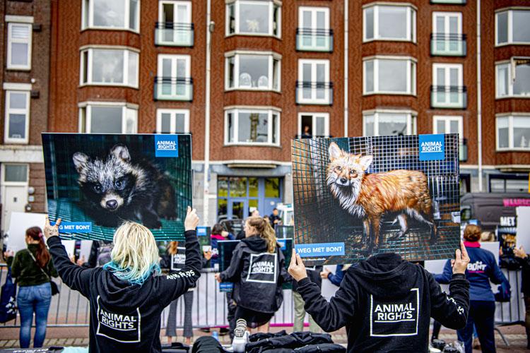 Animal Rights en Bont voor Dieren in actie tegen bontverkoper Skihut