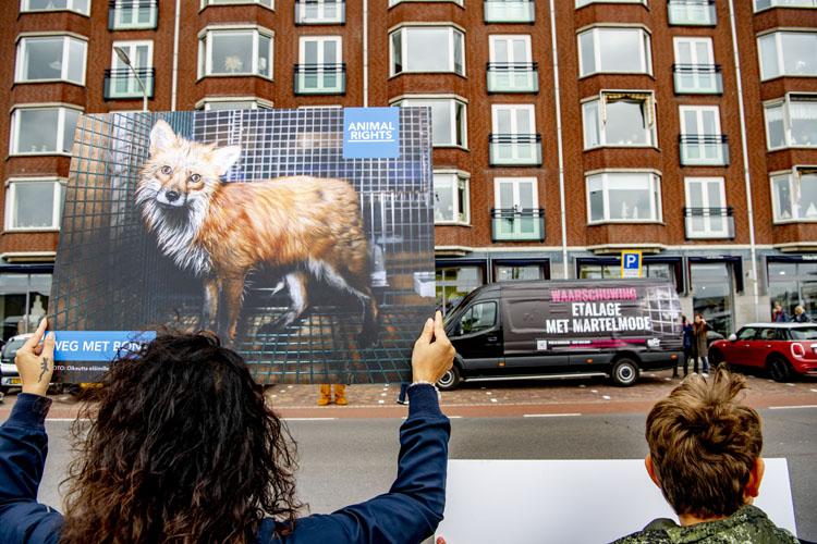 Animal Rights en Bont voor Dieren in actie tegen bontverkoper Skihut