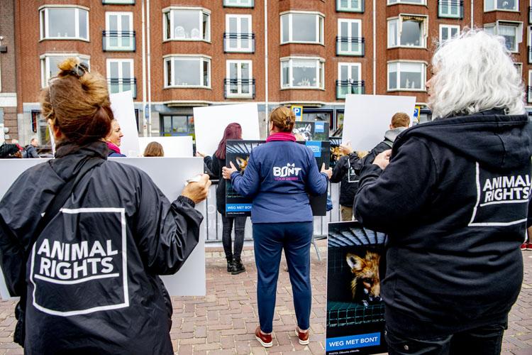 Animal Rights en Bont voor Dieren in actie tegen bontverkoper Skihut