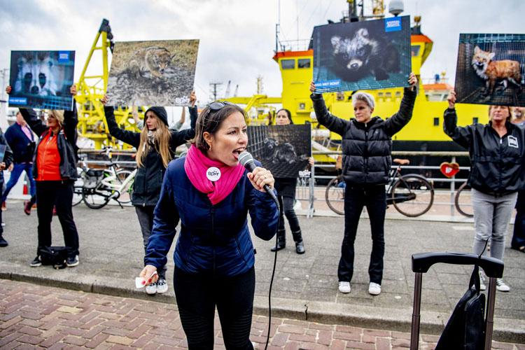 Animal Rights en Bont voor Dieren in actie tegen bontverkoper Skihut