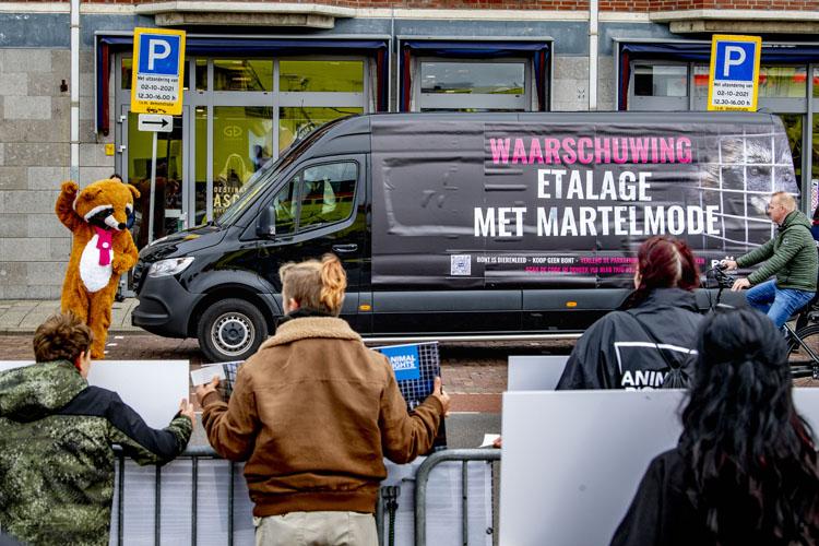 Animal Rights en Bont voor Dieren in actie tegen bontverkoper Skihut